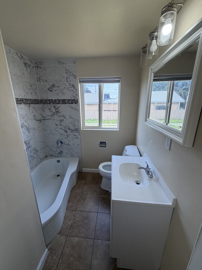 Building Photo - 1004 E K Ave