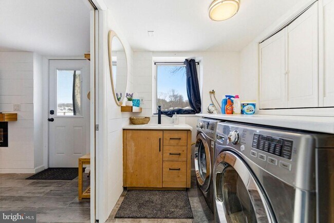 Building Photo - 191 Lakeshore Dr