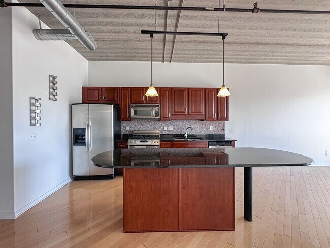 Building Photo - Luxury and Convenience in Royal Oak