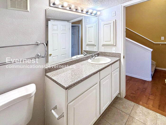 Building Photo - 2016 Oxford Ln