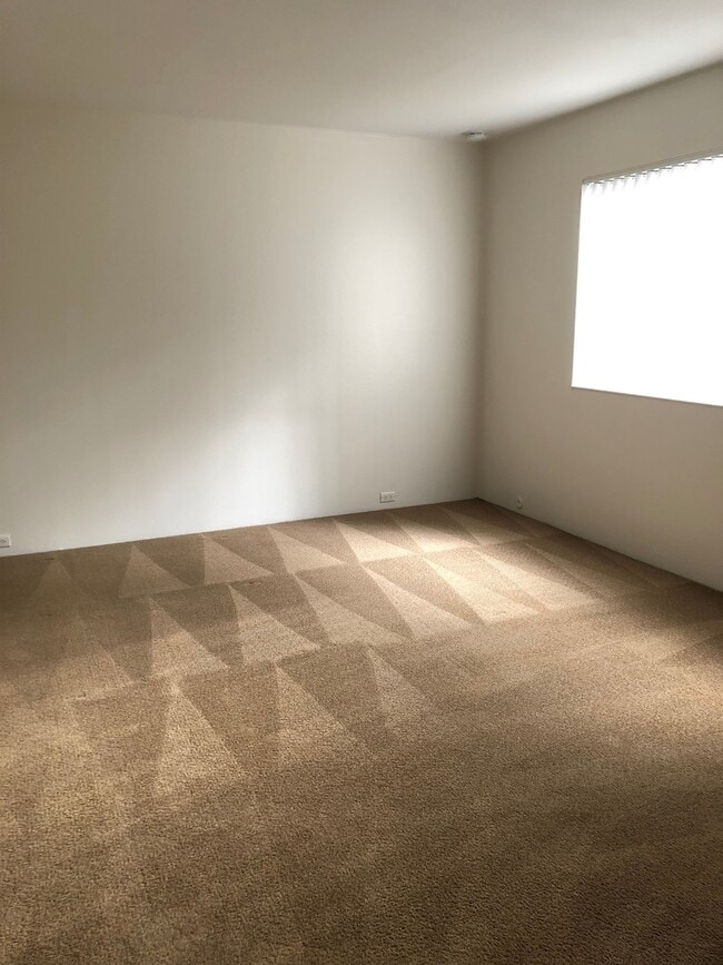 Building Photo - First floor condo!
