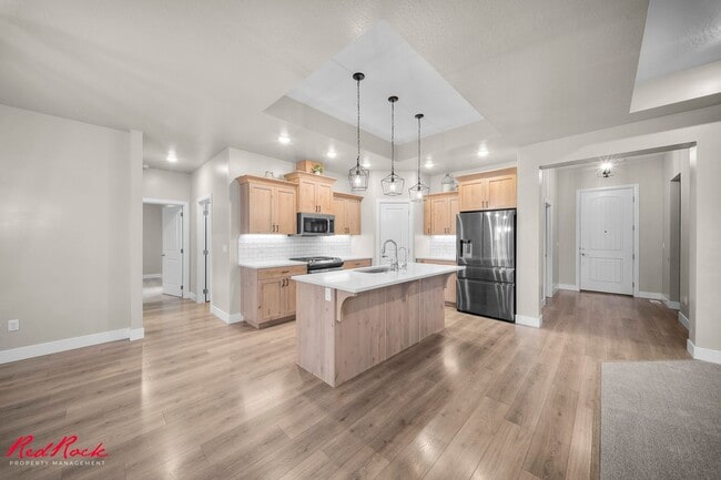 Building Photo - Beautiful and Modern 5 Bedroom Home in Cedar City!