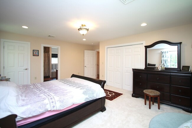 Building Photo - 4 Bedroom House For Rent