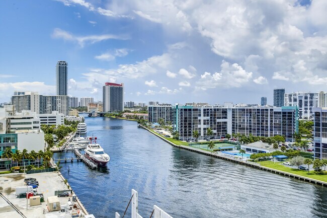 Building Photo - 3000 S Ocean Dr