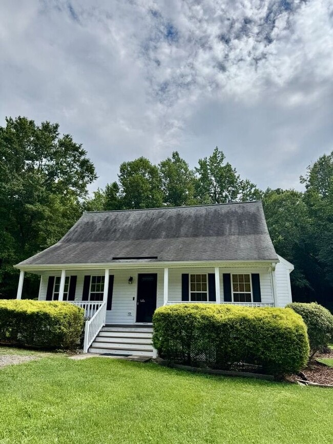 Building Photo - Charming 4-Bedroom, 2-Bathroom Cape Cod located in the highly sought-after Midlothian area of Che...