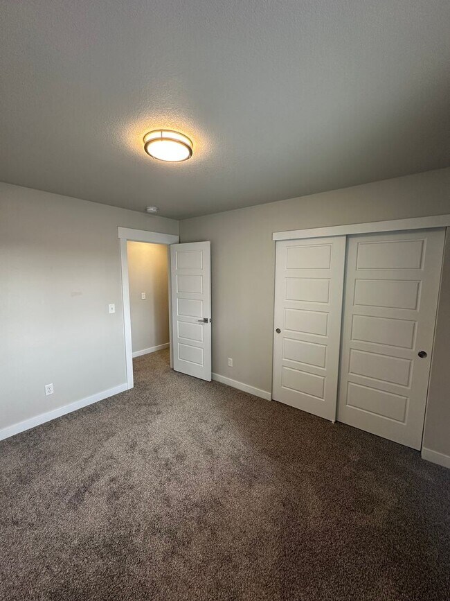 Building Photo - Amazing 3 bedroom townhome in Windsor!