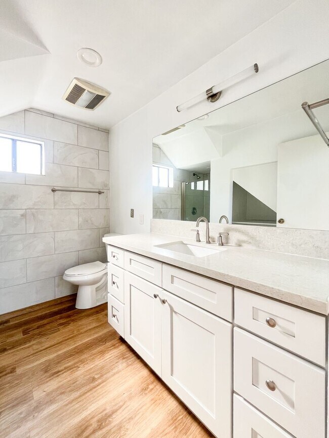 Building Photo - Stunning Light-Flooded Architectural 1BR L...