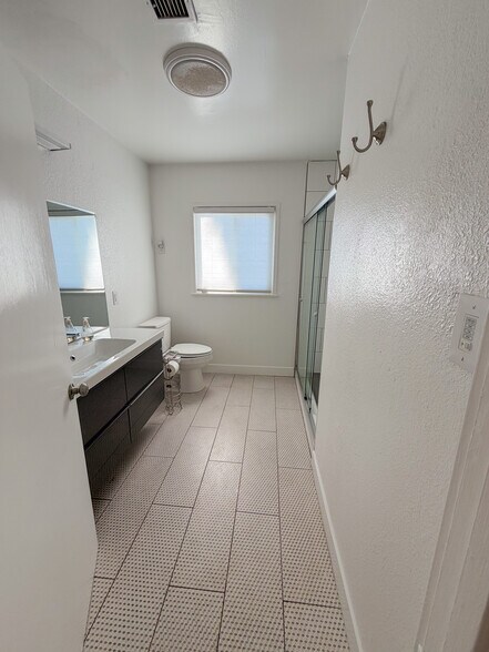 Building Photo - 925 Park Paseo