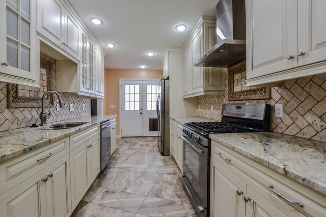 Building Photo - Pet Friendly Near i24!