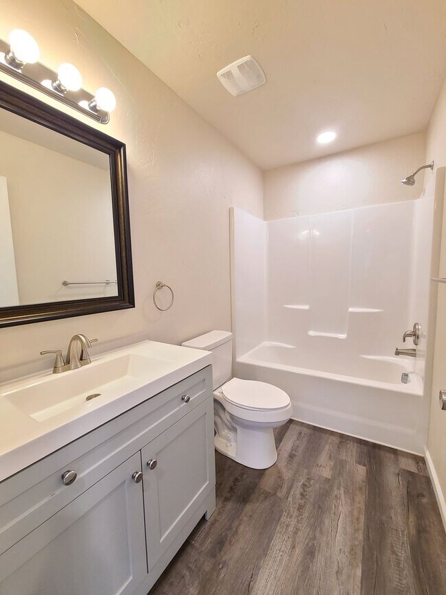 Building Photo - $2,350- 3 Bed / 2 Bath Beautiful Newer Bui...