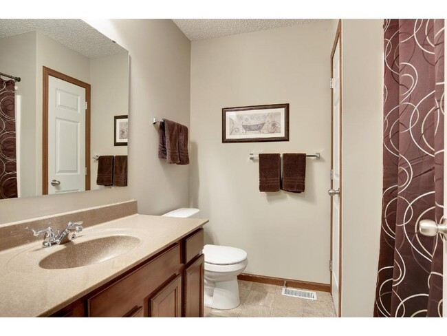 Building Photo - Pristine Woodbury 3 Bedroom Townhouse - Cl...