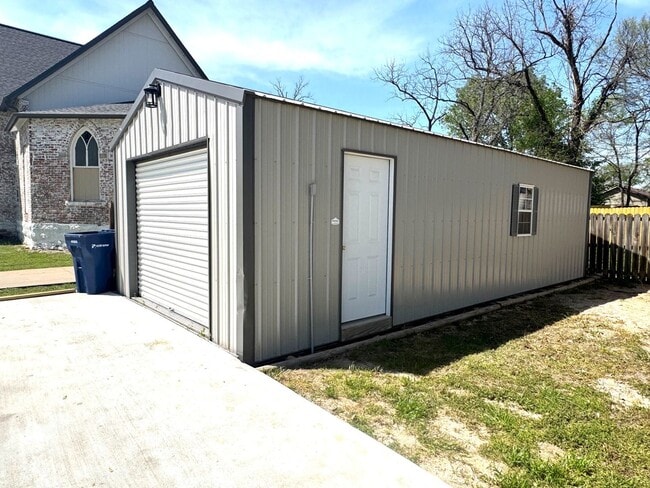 Building Photo - Historic Home for Rent in Downtown Siloam