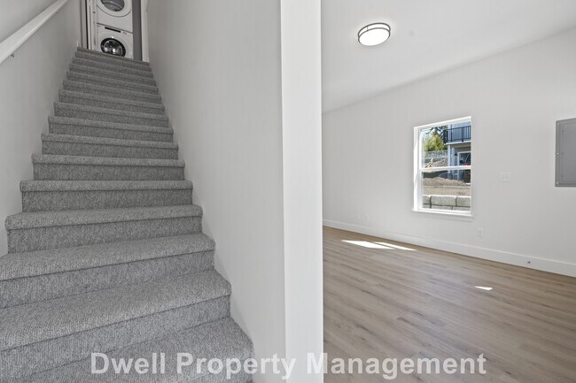 Building Photo - 4020 Dewey Rd
