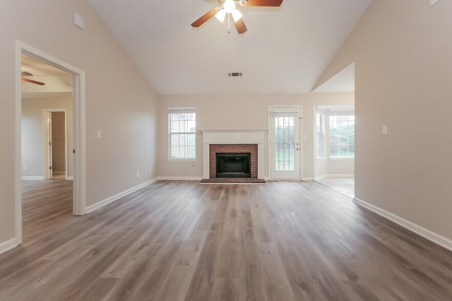 Building Photo - 939 Maple Leaf Ridge