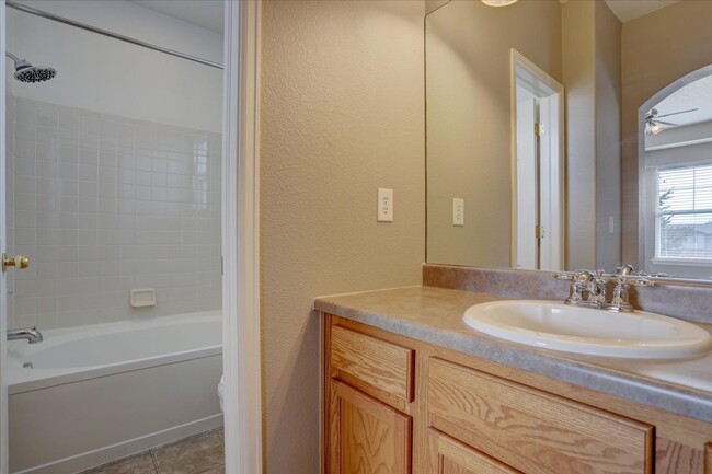 Building Photo - 2 Bedroom, 2.5 Bathroom townhome in the Th...