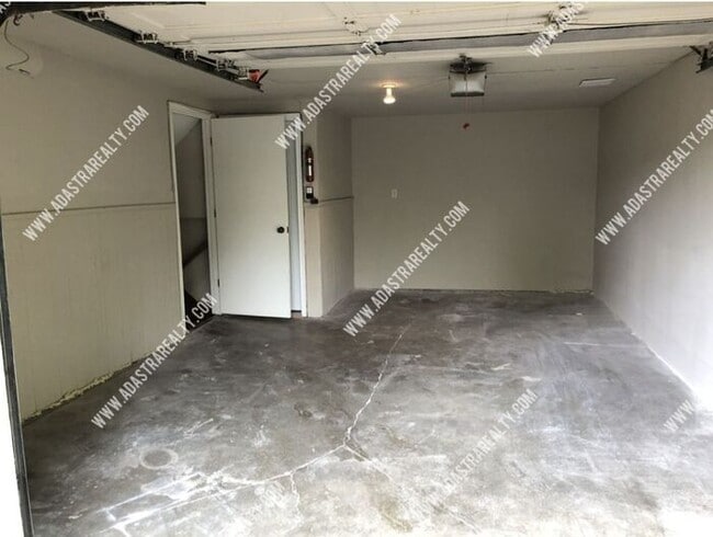 Building Photo - Beautiful Spacious Duplex in Paola-Available in MAY!!!