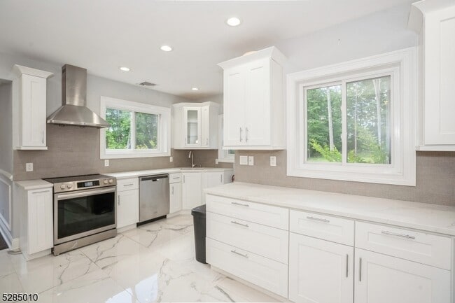 Building Photo - 242 Lake Rd