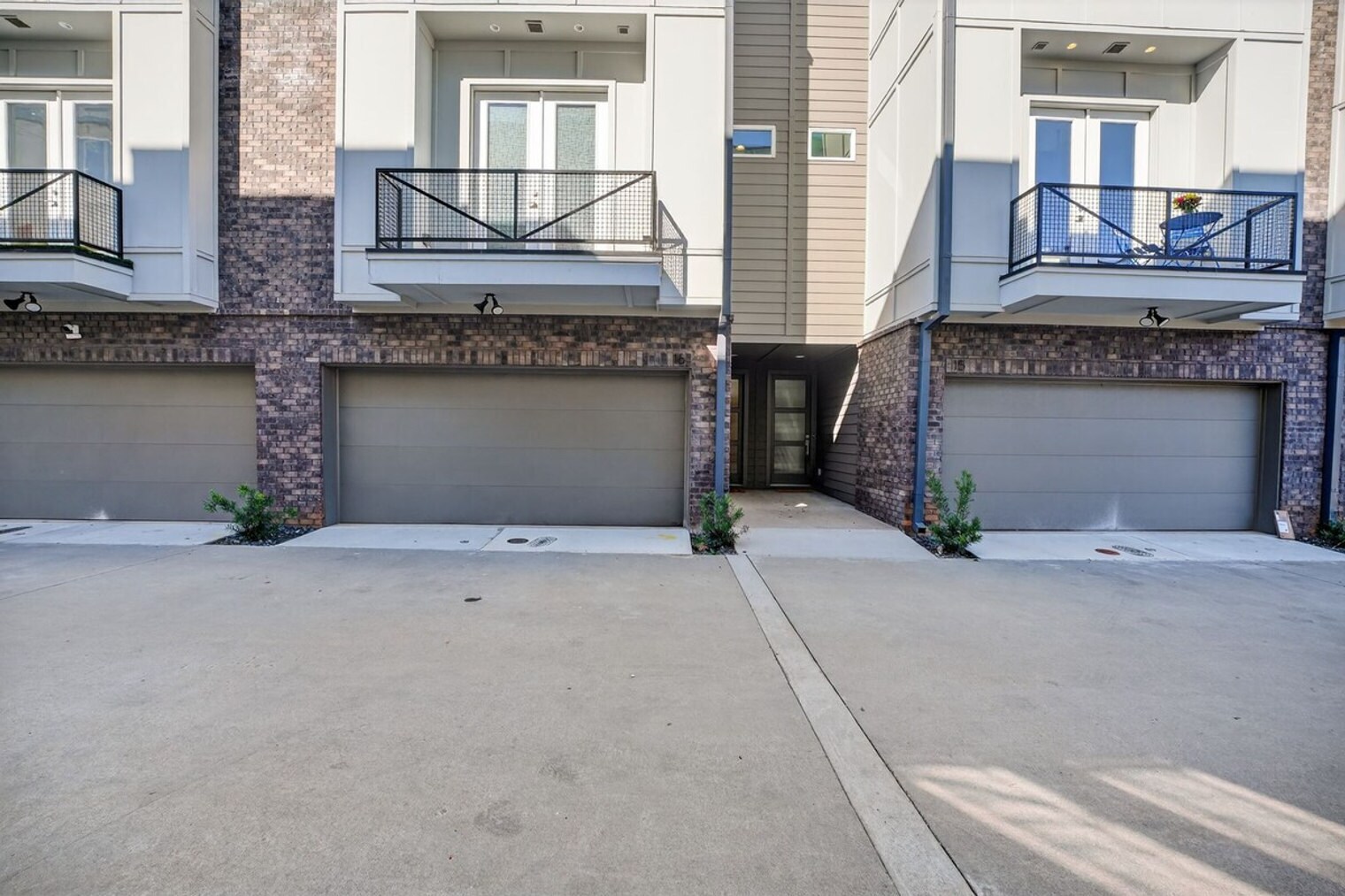 Building Photo - 1680 Memorial Dr SE