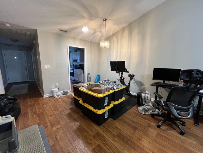 Building Photo - Charming townhome close to Cherry Point!