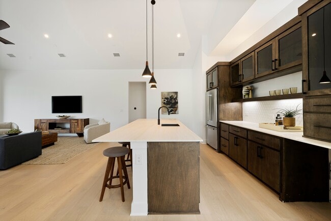 Building Photo - 2504 Bluffview Dr