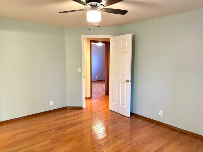 Building Photo - Spacious Ranch Style Home w/ private patio and yard, 2 car garage and vaulted ceilings