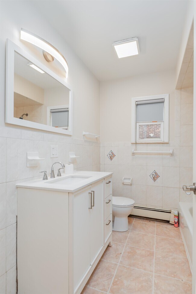 Building Photo - 77 W 50th St