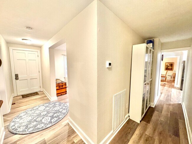 Building Photo - Beautiful 4 bed/3 bath home on large corne...