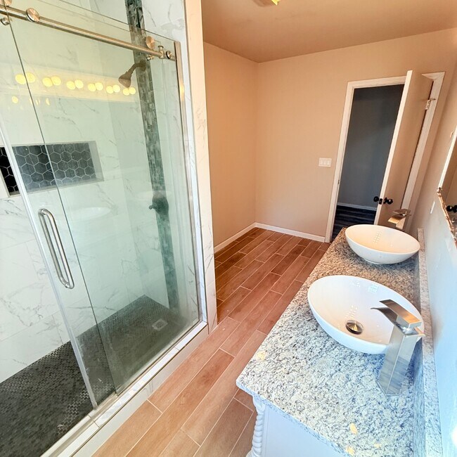 Building Photo - 4004 SE 25th St