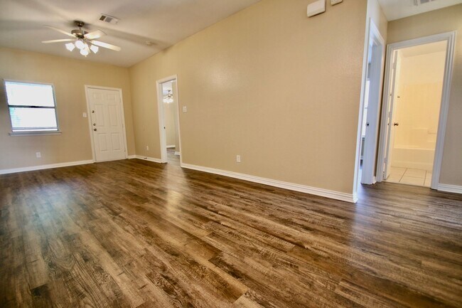 Building Photo - 3116-3118 S Cherry Ln