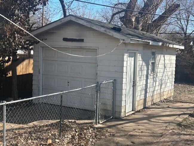 Building Photo - 634 S Fountain St