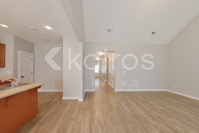 Building Photo - 8005 Shadesbrook Dr
