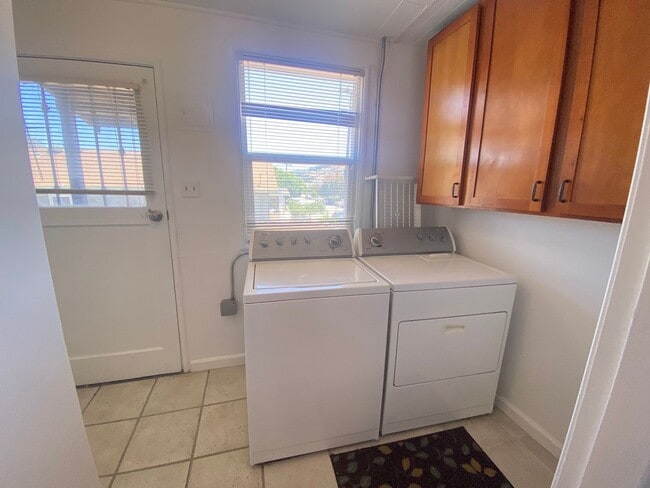 Building Photo - Advent - Low Deposit W/ Laundry & Detached...