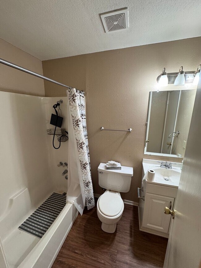 Building Photo - Cozy 3bedroom home
