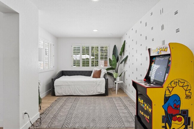 Building Photo - 7616 E 3rd St