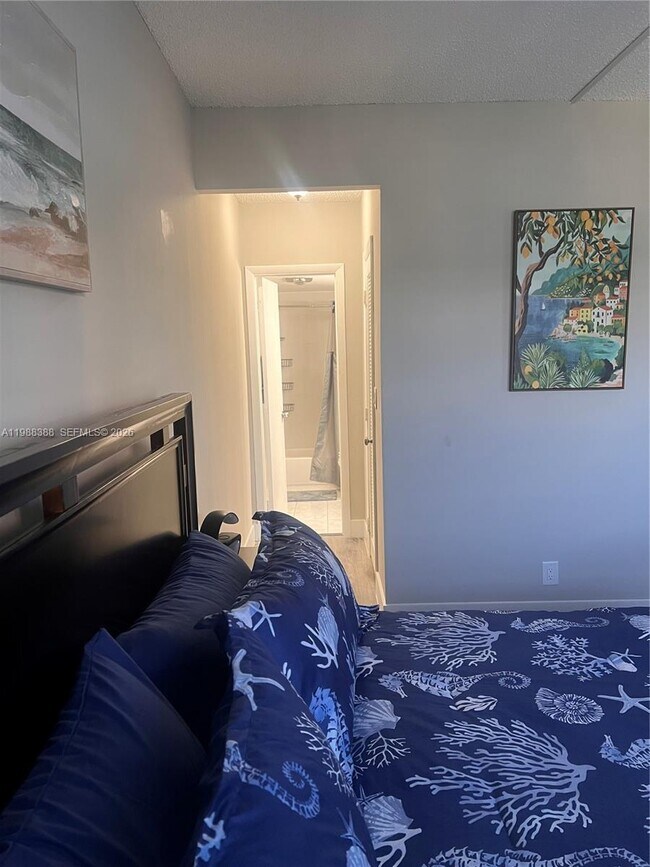 Building Photo - 400 N Riverside Dr