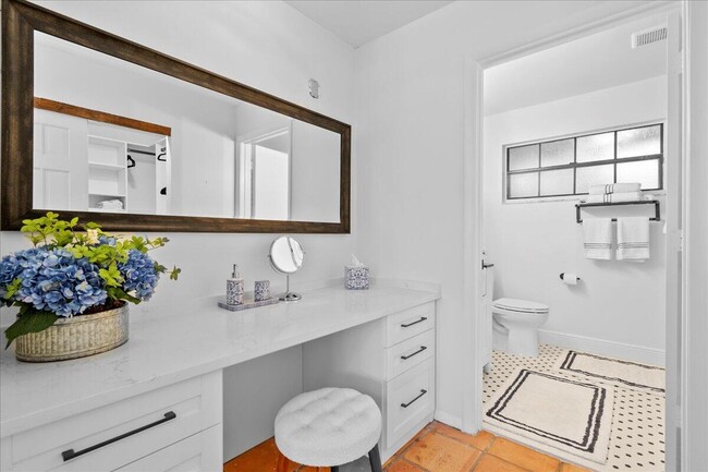 Building Photo - 2542 Bedford Mews Dr