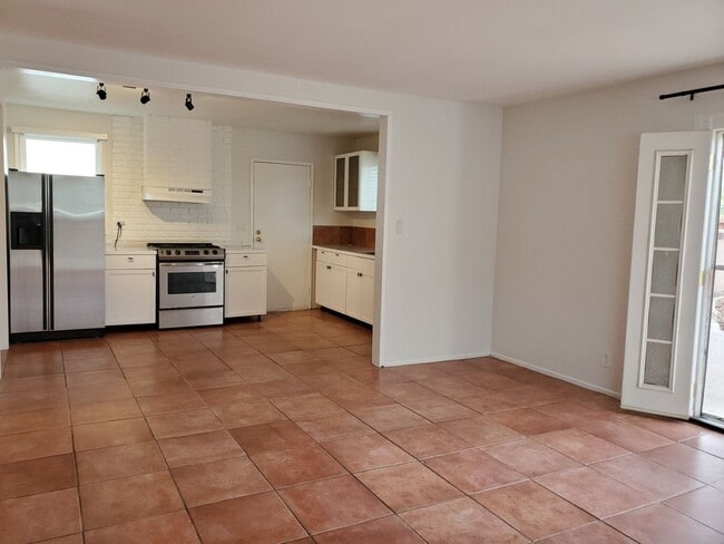 Building Photo - PRIVATE 3 bed/3 bath HOME + LARGE BONUS ROOM. NO OTHER UNITS ON PROPERTY.