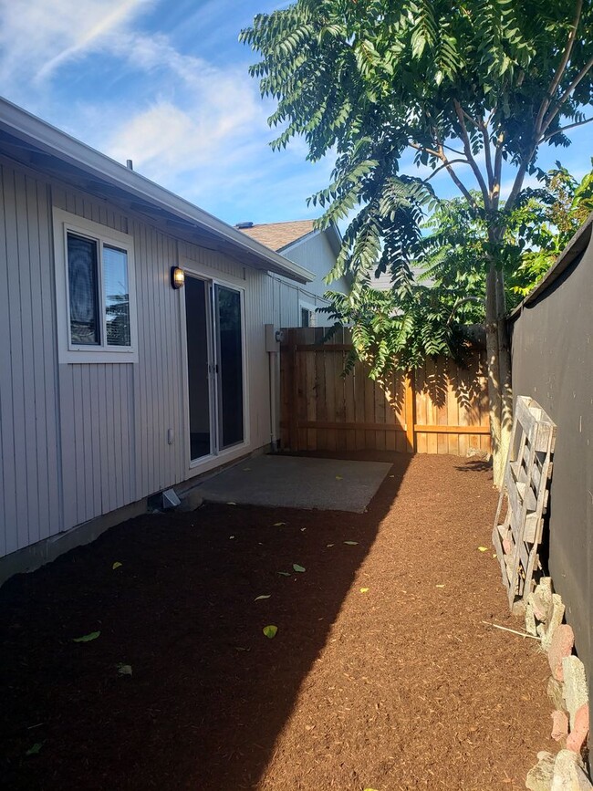 Building Photo - Updated Four-Plex in SE Portland with Fenc...