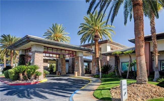 Building Photo - 212 Fairway Woods Dr
