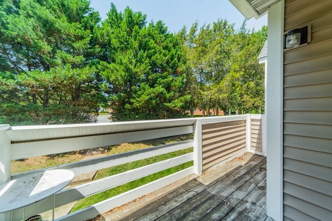 Building Photo - 9605 Vinca Cir