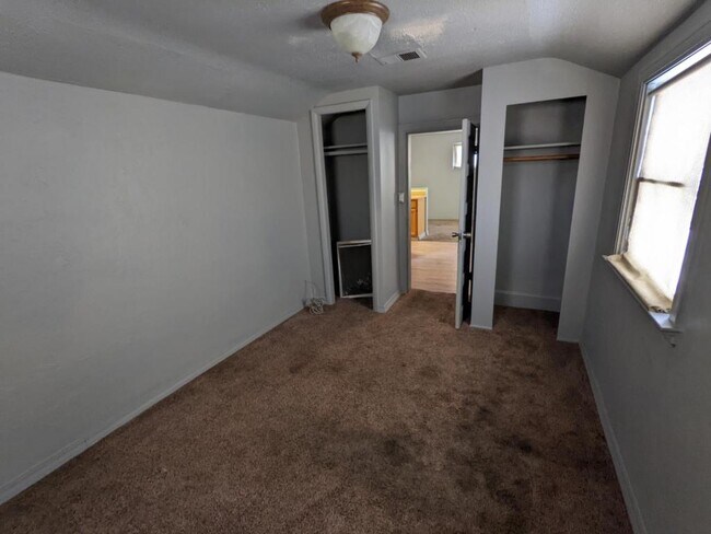 Building Photo - 255 1/2 3rd St Apt B