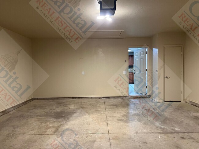 Building Photo - Spacious Duplex in Harrah