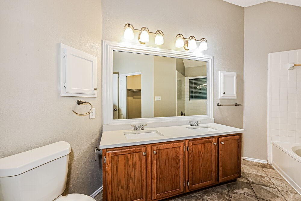 Building Photo - 208 Vines Dr