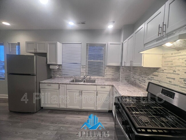 Building Photo - 1311 E Columbus Dr