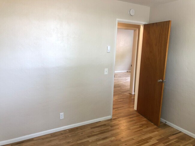 Building Photo - Updated 3 bedroom 1 1/2 bath home in a gre...