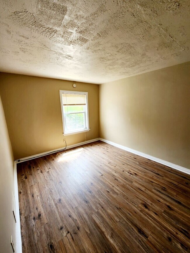 Building Photo - Recently Renovated 3 Bedroom in Harrisburg!