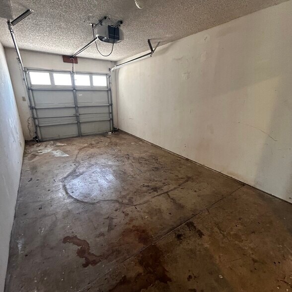 Building Photo - 3901 Knollwood Dr
