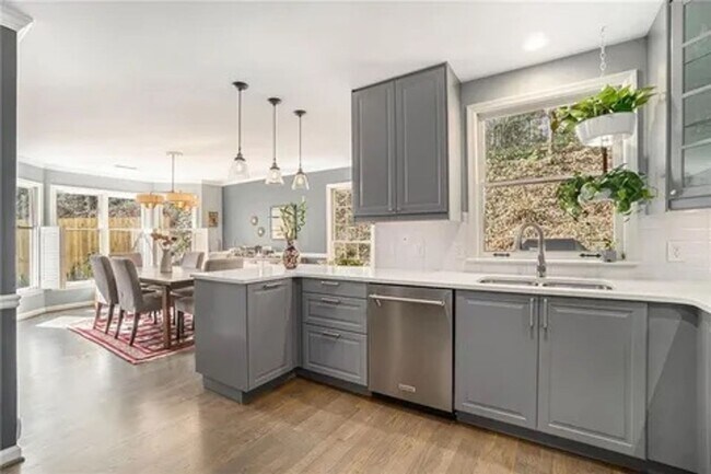 Building Photo - Charming 3bd/2.5bA Home Atlanta Near Emory & CDC w/ Private Fenced Yard in Cul-De-Sac!