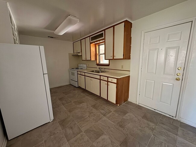 Building Photo - 212 W Robin Ln