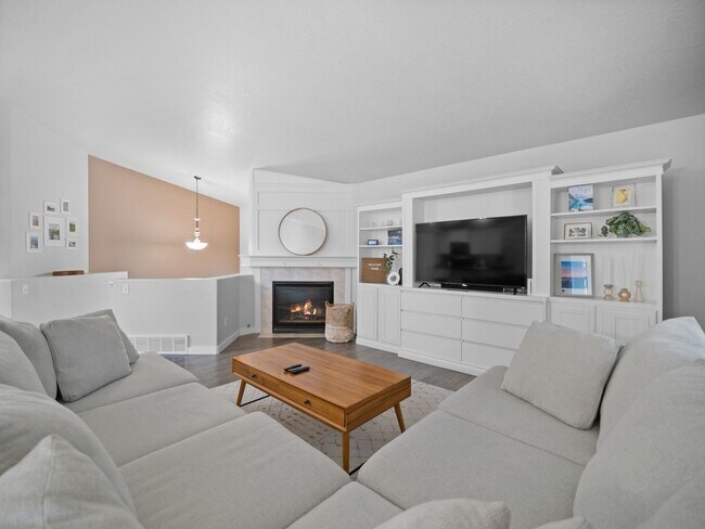 Primary Photo - Bright & Comfortable 3 Bedroom Home